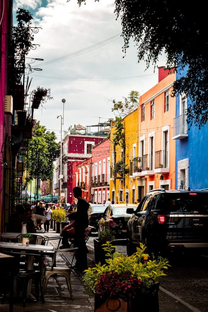 Vista vibrante de la calle con edificios coloridos en Puebla, México.